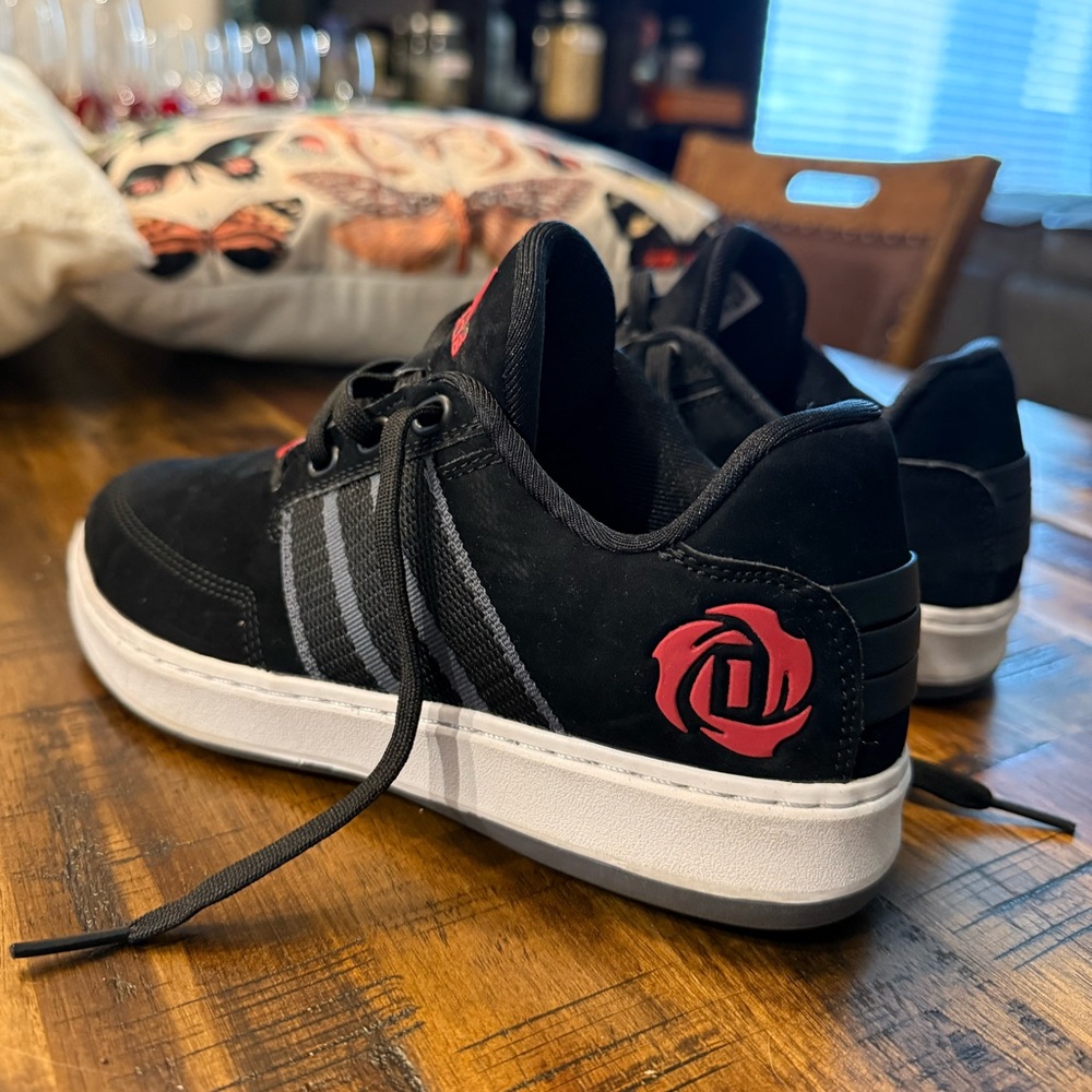 Adidas Derrick Rose Boys Sz 3.5 black red white shoes